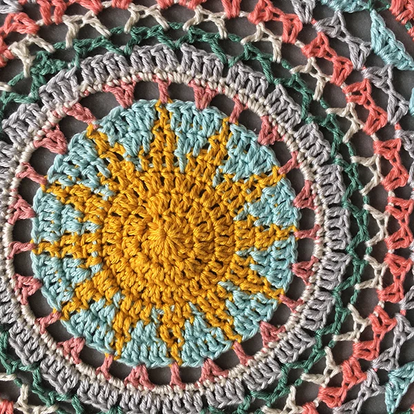 Häkelanleitung „Here comes the Sun Mandala“ (digital)