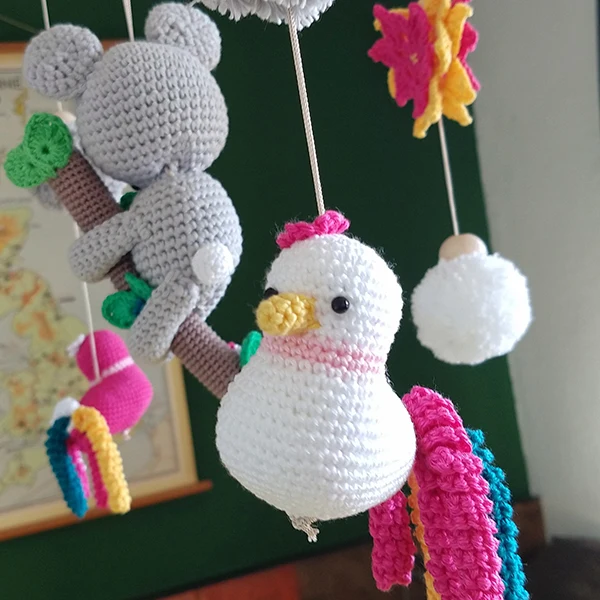 Häkelanleitung für ein Paradiesvogel-Baby-Mobile