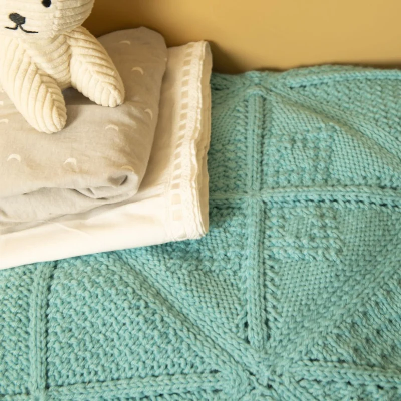 Baby-Traumdecke 8.0 Happy Strickpaket für das Babybett