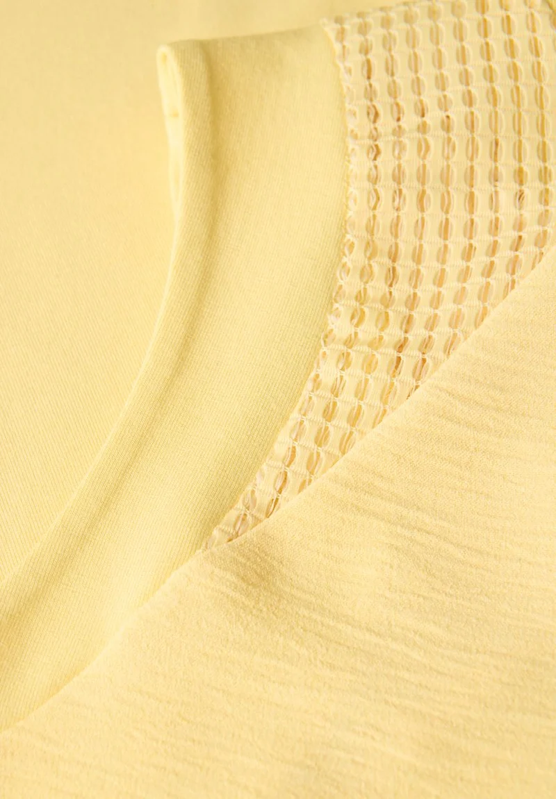 Top mit Mesh-Details