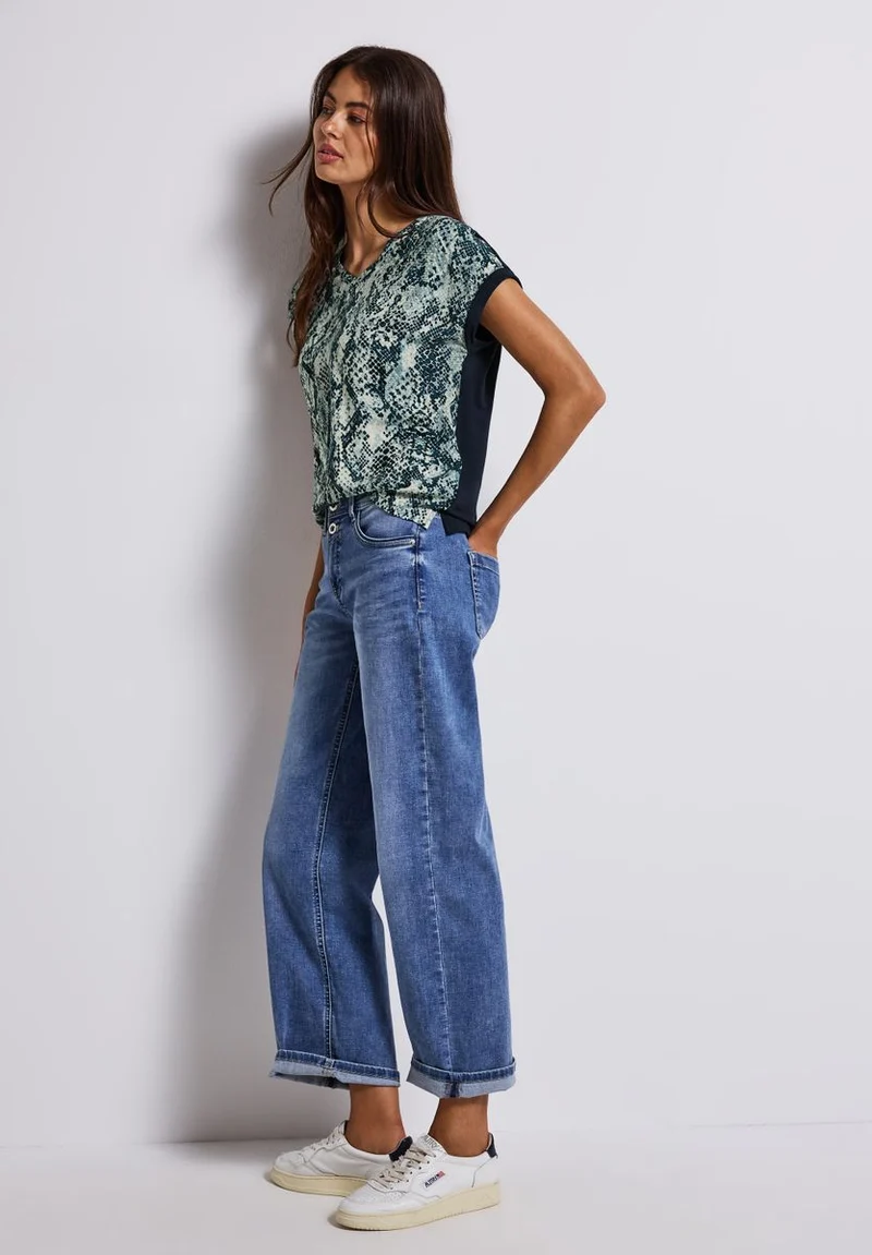 V-Neck Shirt mit Snake Print