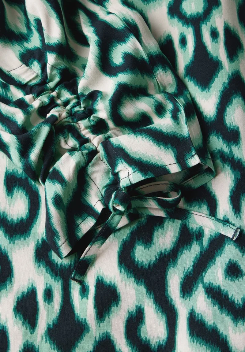 Bluse mit Raffung am Arm