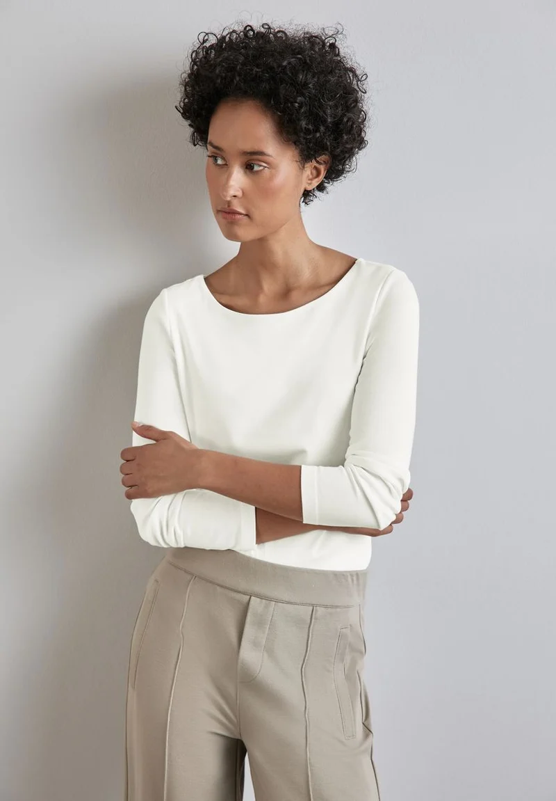 Shirt mit U-Boot-Ausschnitt