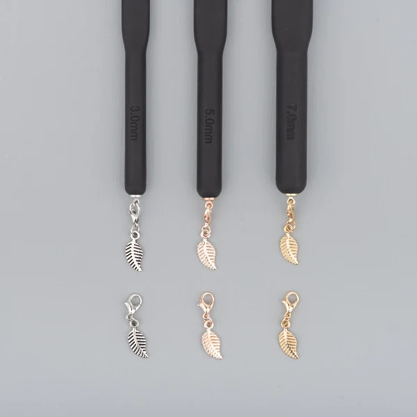 Yarn and Colors Leaf Charm 101 Rosé