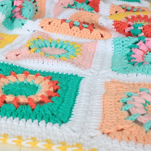 Yarn and Colors Blossom Blanket – Anleitung
