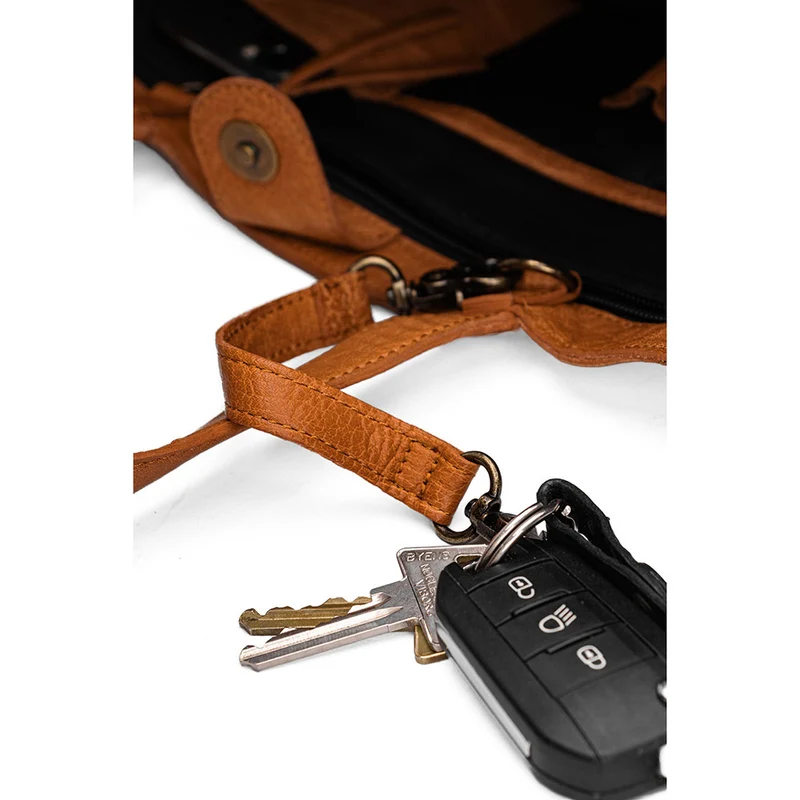 MUUD Hiba Whisky – Handgefertigte Ledertasche mit Staufächern, 27 x 29 cm
