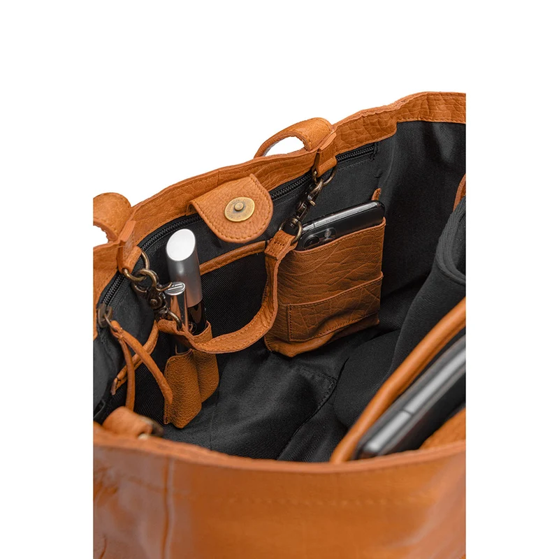 MUUD Hiba Whisky – Handgefertigte Ledertasche mit Staufächern, 27 x 29 cm
