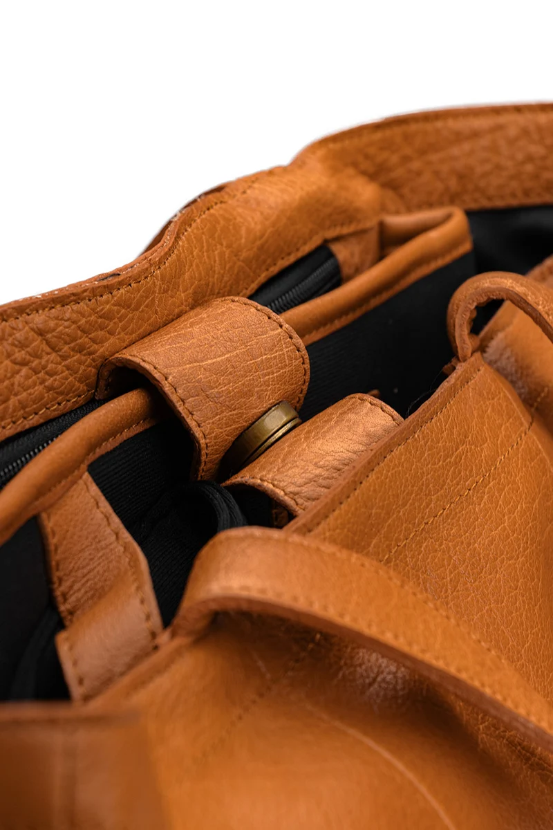 MUUD Hiba Whisky – Handgefertigte Ledertasche mit Staufächern, 27 x 29 cm