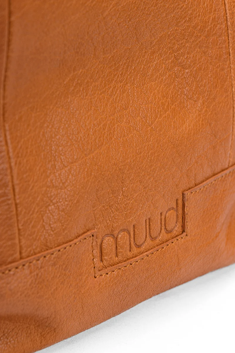 MUUD Hiba Whisky – Handgefertigte Ledertasche mit Staufächern, 27 x 29 cm