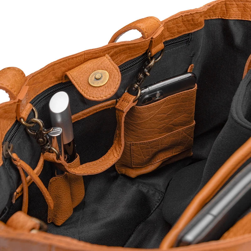 MUUD Hiba Whisky – Handgefertigte Ledertasche mit Staufächern, 27 x 29 cm
