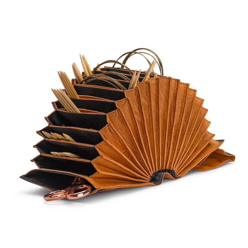 MUUD Betina XL – Whiskey Handgefertigtes Lederetui 19 x 15 cm