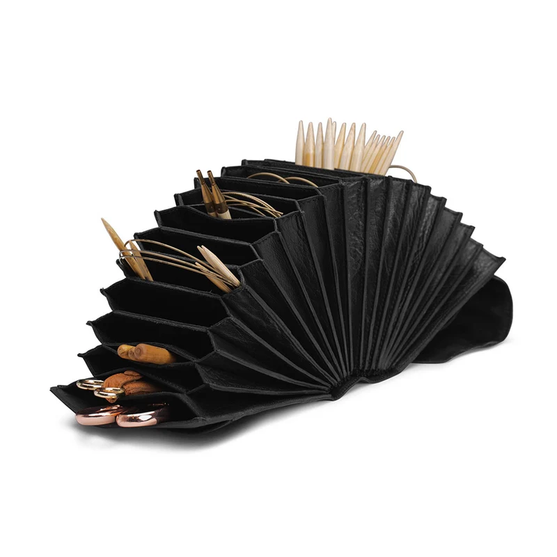 MUUD Betina XL – Schwarz Handgefertigtes Lederetui 19 x 15 cm