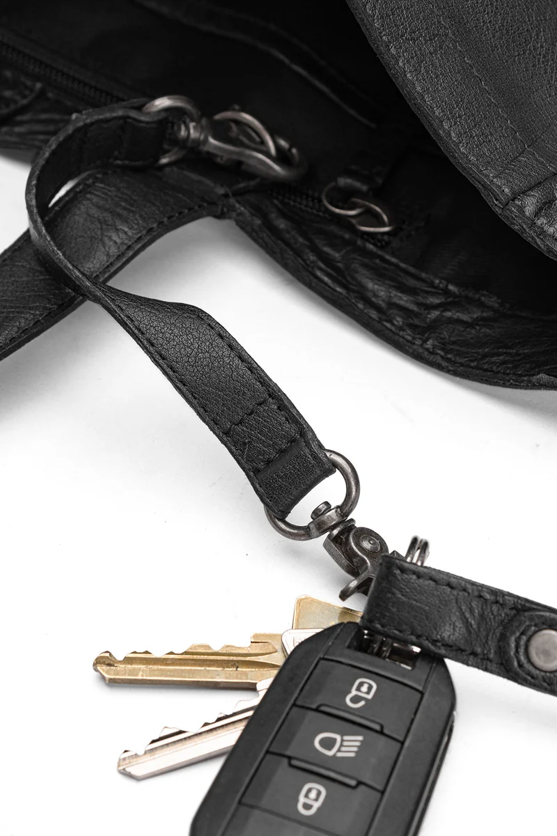 MUUD Hiba Black – Handgefertigte Ledertasche mit Staufächern, 27 x 29 cm