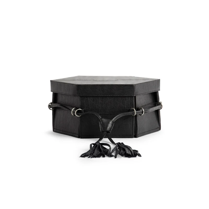 MUUD Evita Black – Handgefertigte Aufbewahrungsbox aus Leder mit sechs Seiten, 12 x 22 x 26 cm