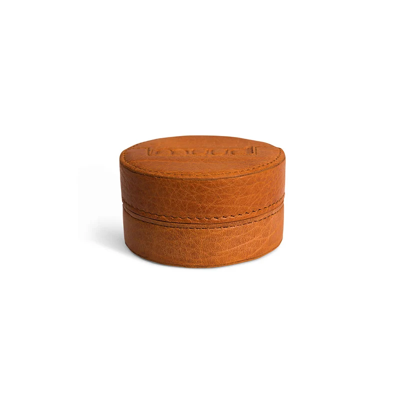 MUUD Emeli Whisky – Handgefertigter runder Lederwürfel für Stricknadeln, 4 x 8 cm