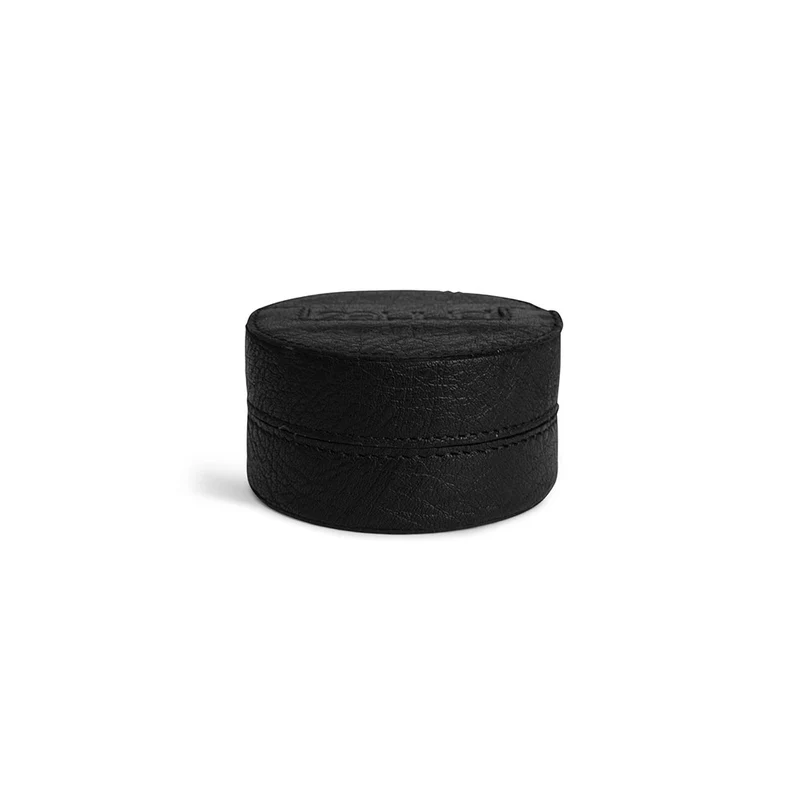 MUUD Emeli Black – Handgefertigter runder Lederwürfel für Nadel 4 x 8 cm