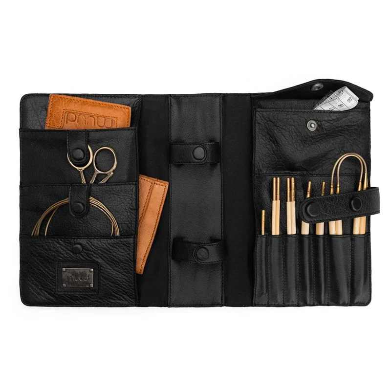 MUUD Carita Black – Handgefertigtes Lederetui 15 x 22 x 6 cm