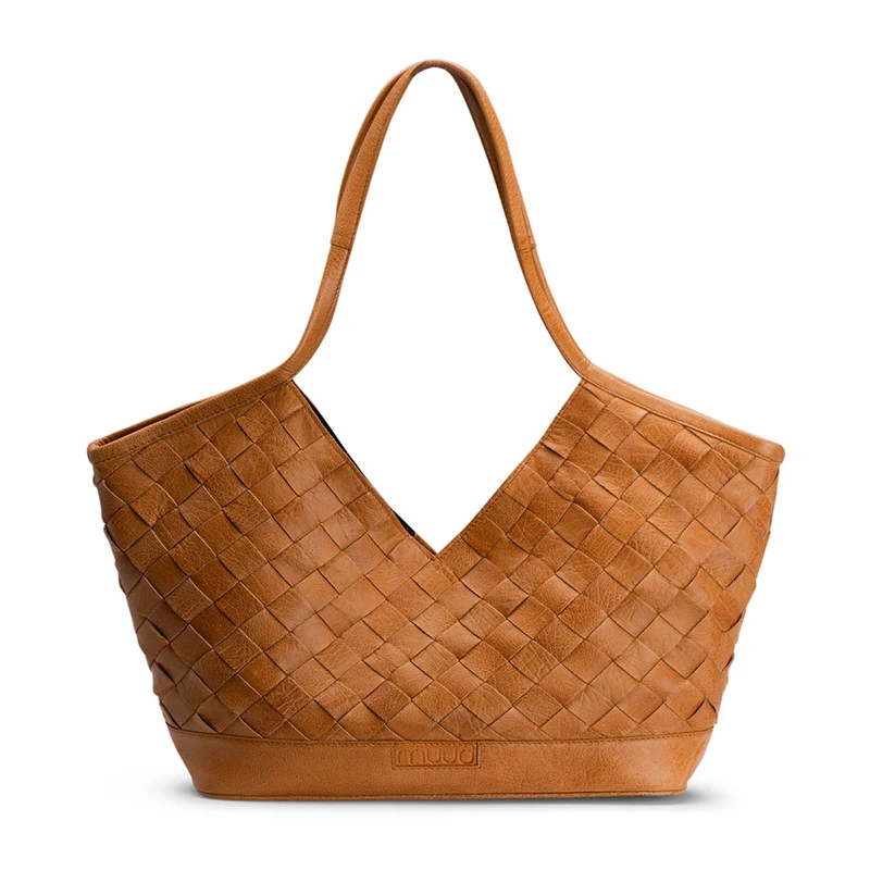 MUUD Dosy – Whiskey: Handgefertigte, geflochtene Lederhandtasche, 29 x 43 cm
