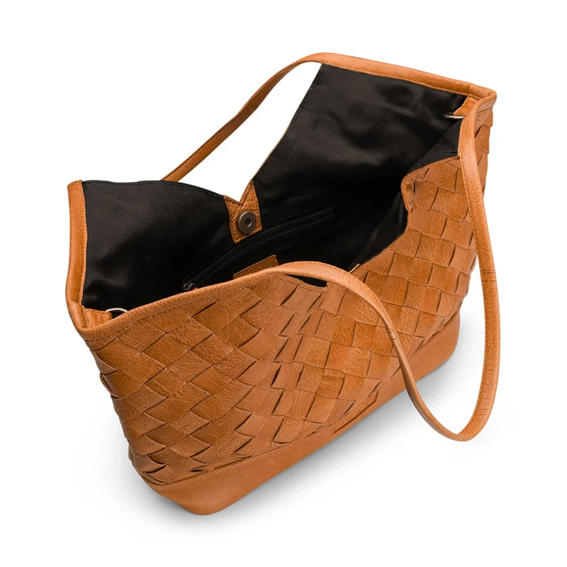 MUUD Dosy – Whiskey: Handgefertigte, geflochtene Lederhandtasche, 29 x 43 cm
